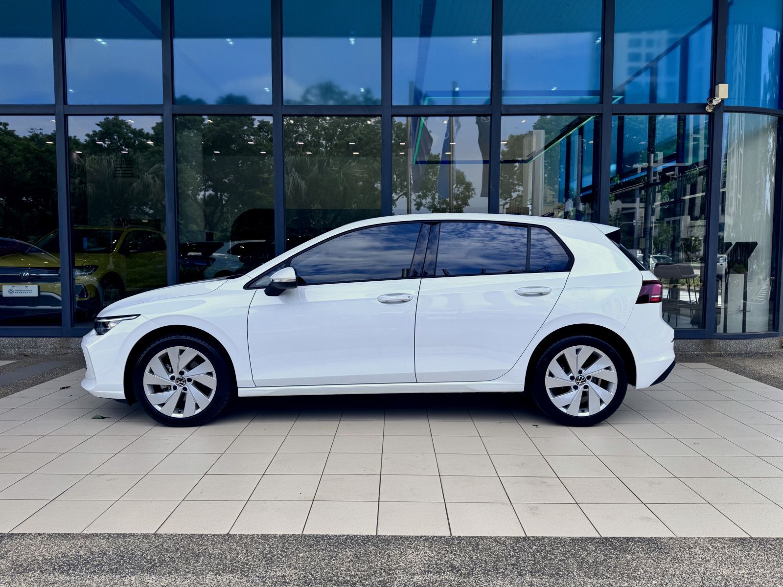 MY25 Golf 280 eTSI Life Premium