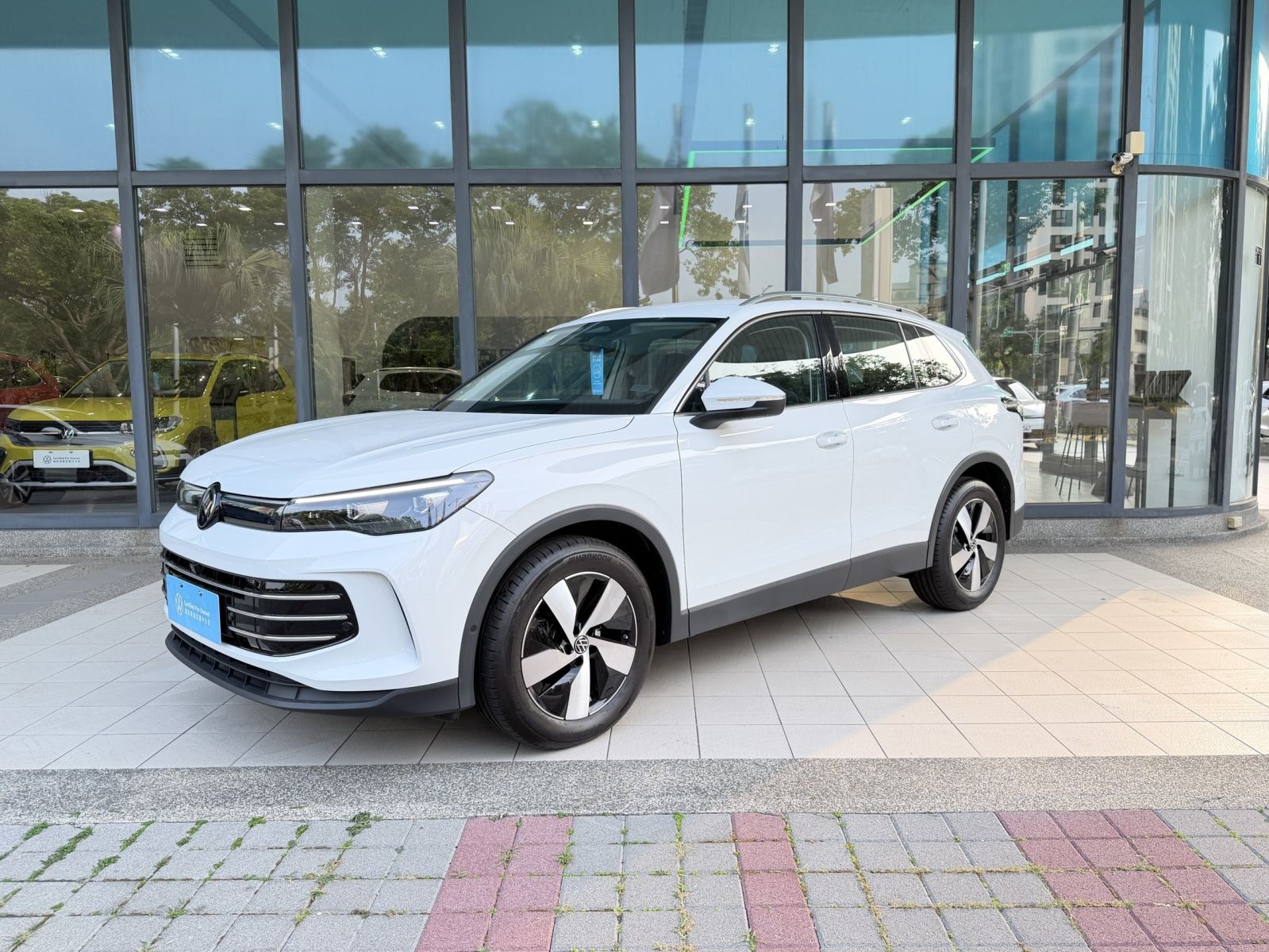 MY25 Tiguan 280 eTSI Elegance-V1