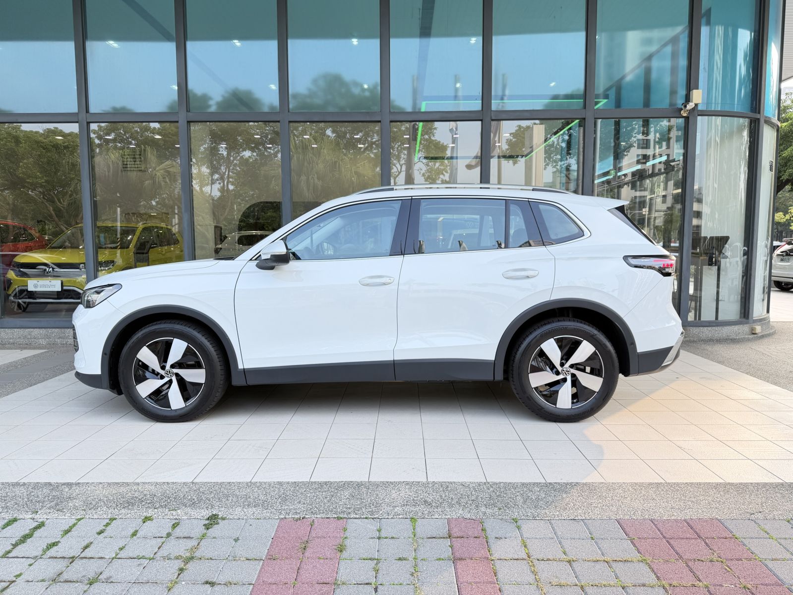 MY25 Tiguan 280 eTSI Elegance-V1