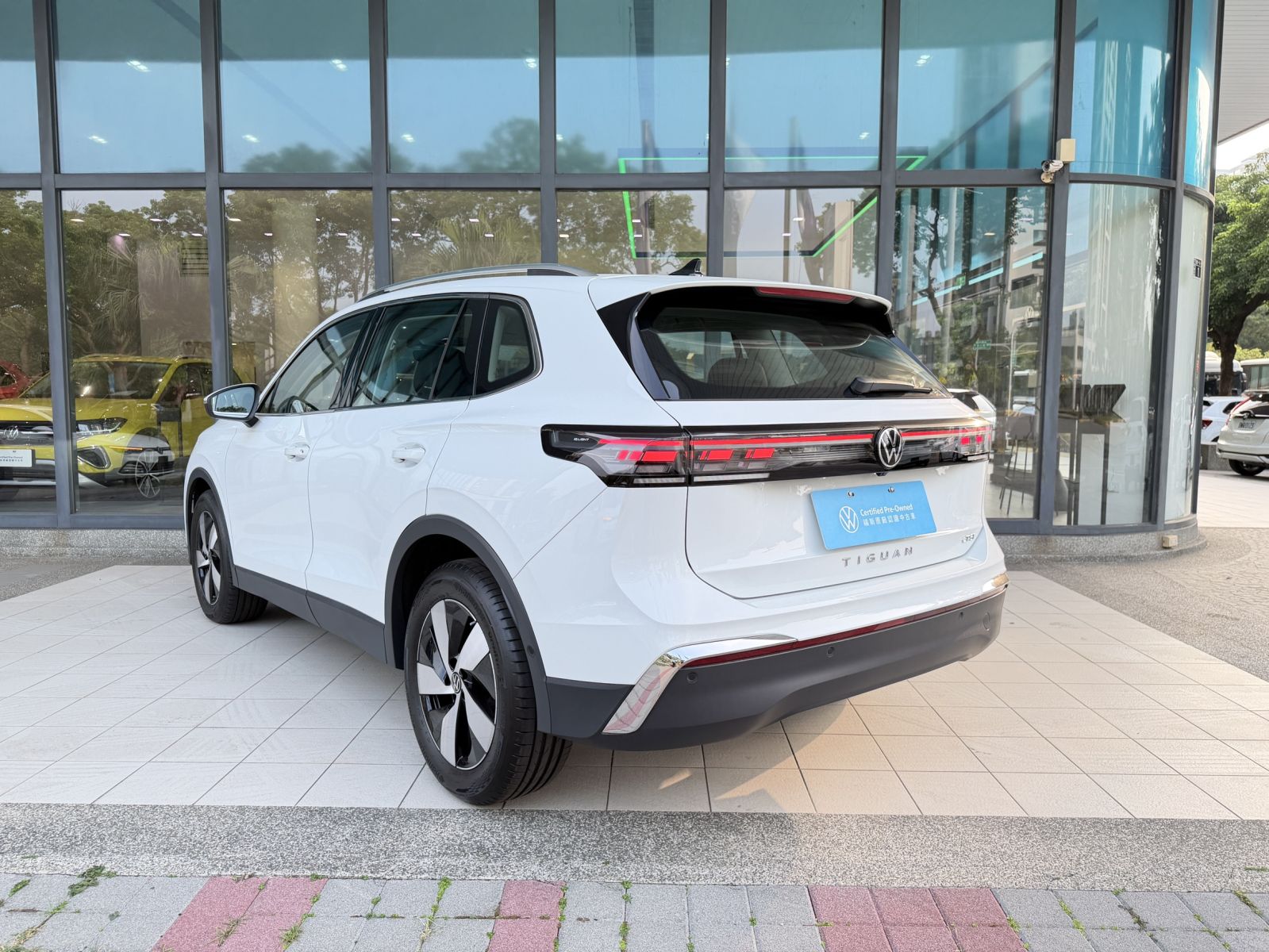 MY25 Tiguan 280 eTSI Elegance-V1