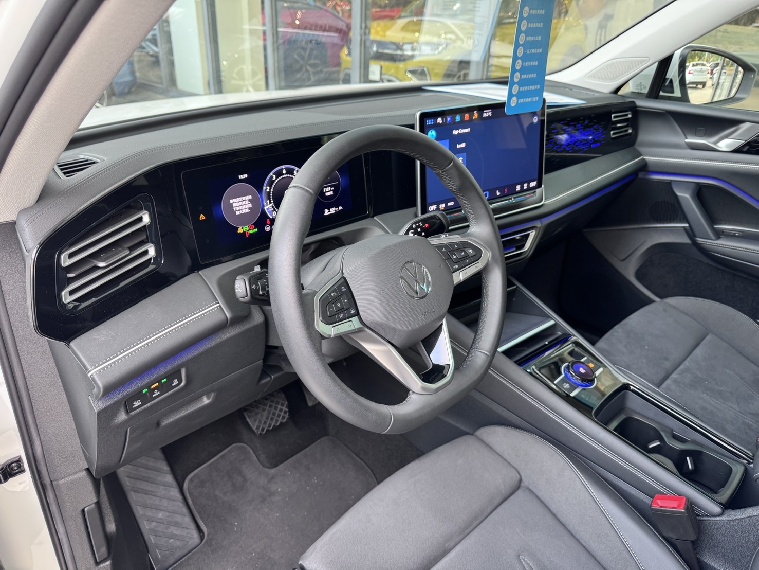 MY25 Tiguan 280 eTSI Elegance-V1