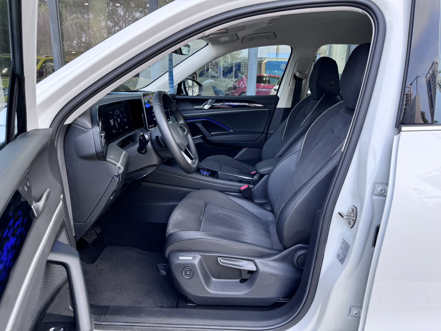 MY25 Tiguan 280 eTSI Elegance-V1