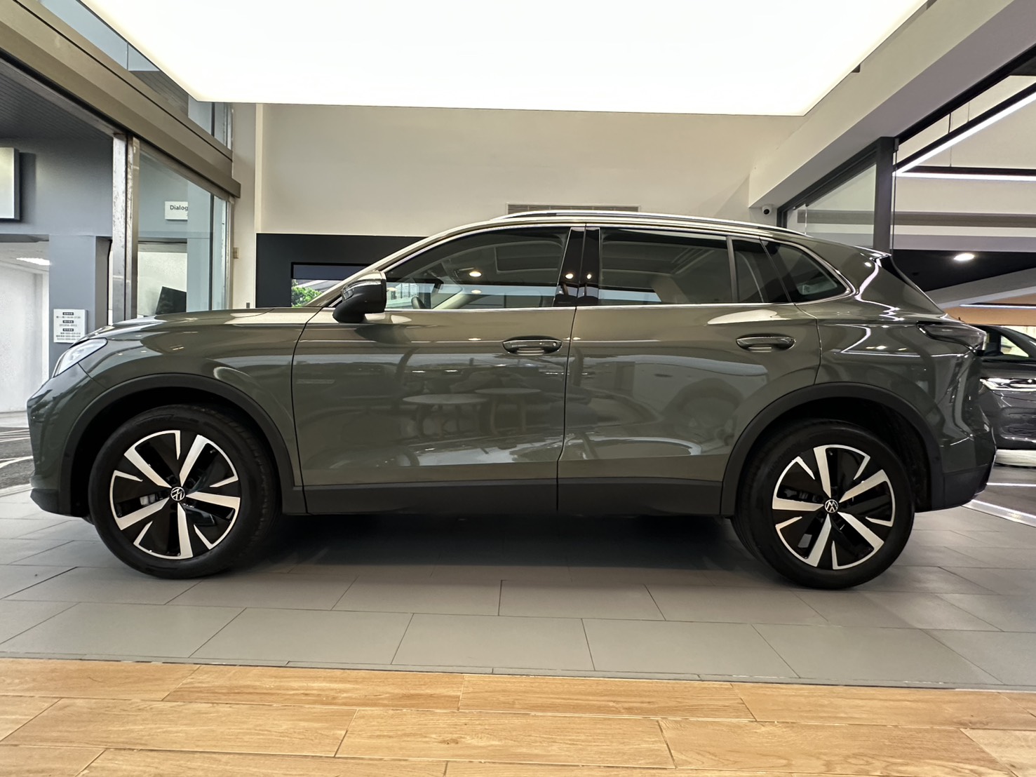 MY25 Tiguan 330 TSI Elegance Premium-V1